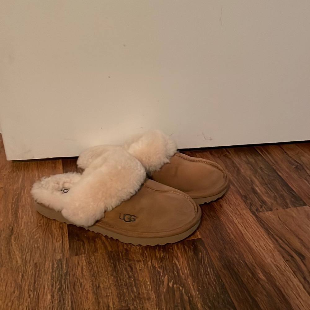 UGG house-shoes - size 5 -